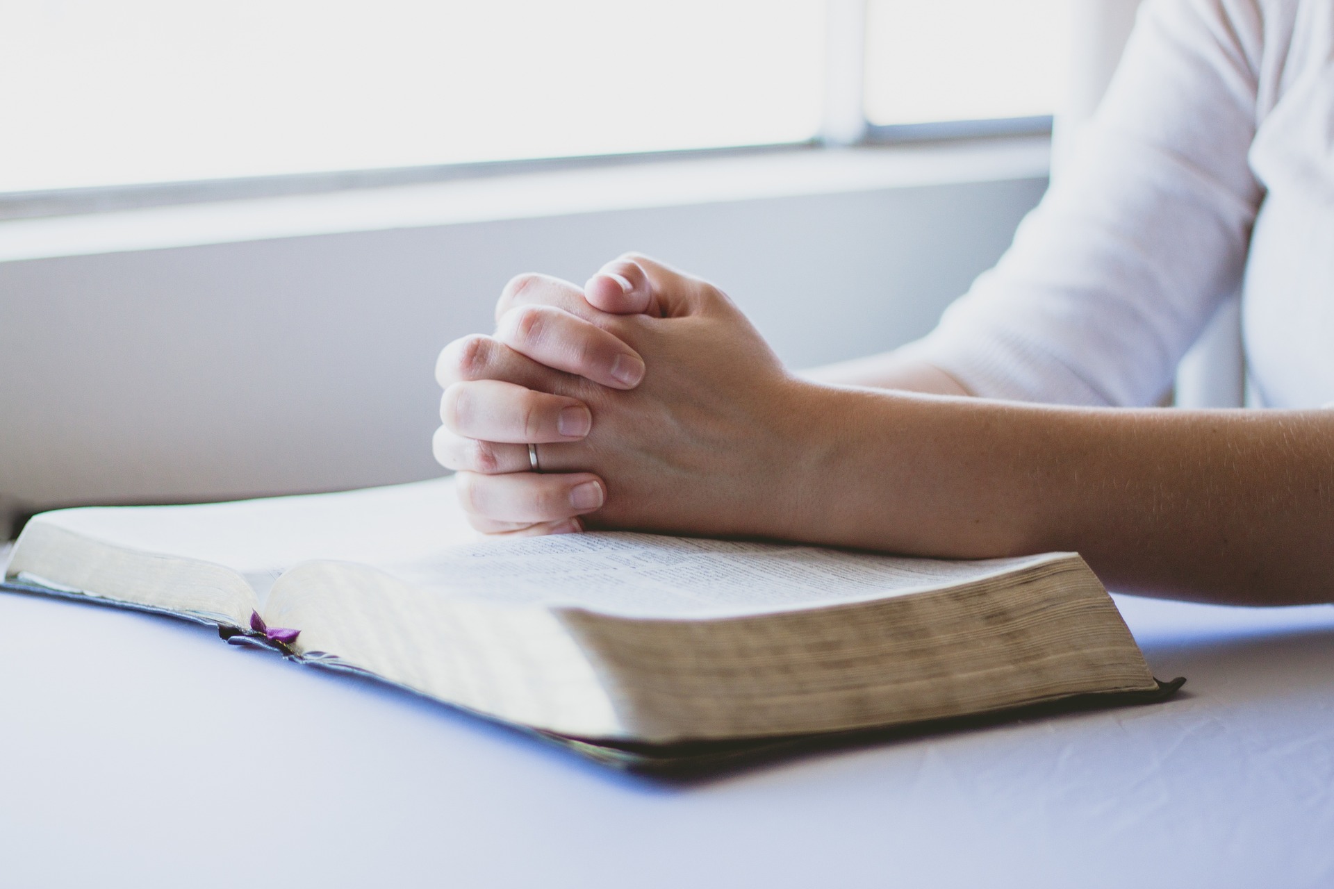 praying hands by reenablack